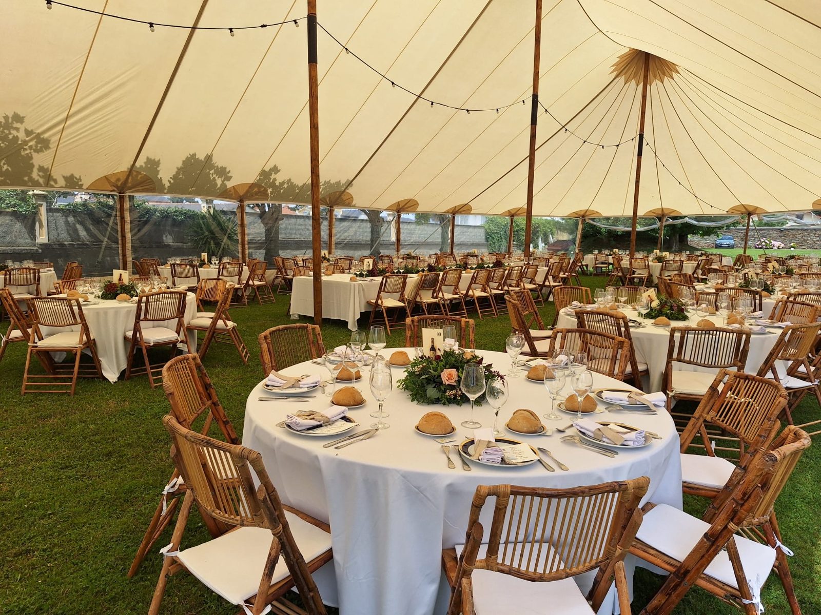 Carpa de bodas con mesas en el jardín