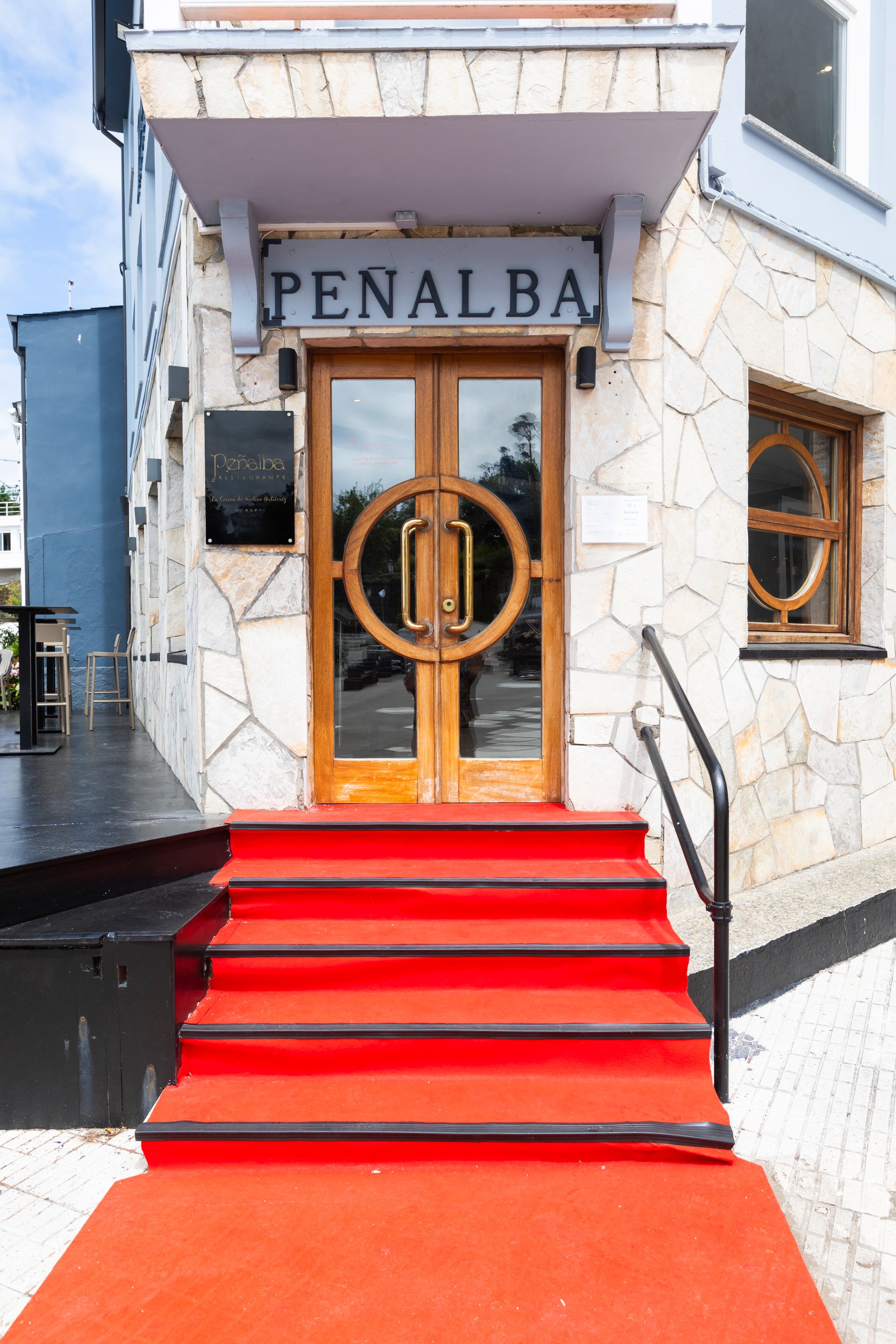 Entrada con alfombra roja
