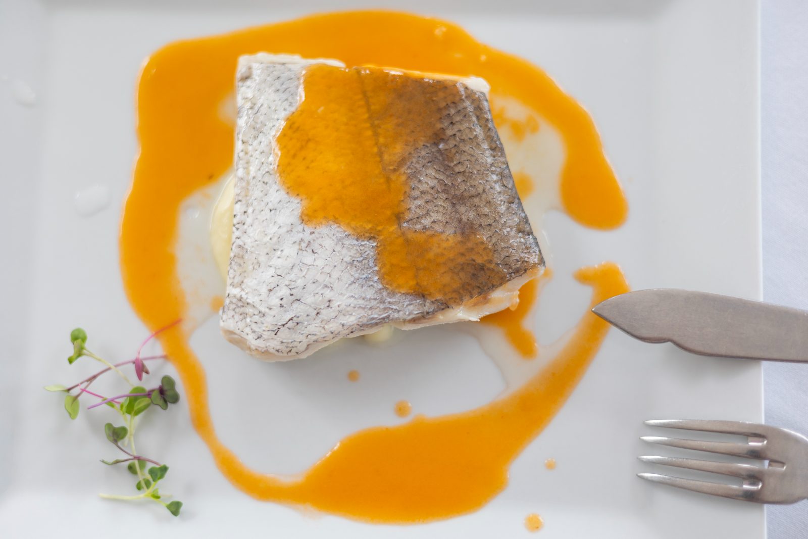 Plato de pescado con salsa